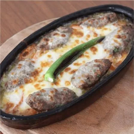 Güveçte köfte kasarlı